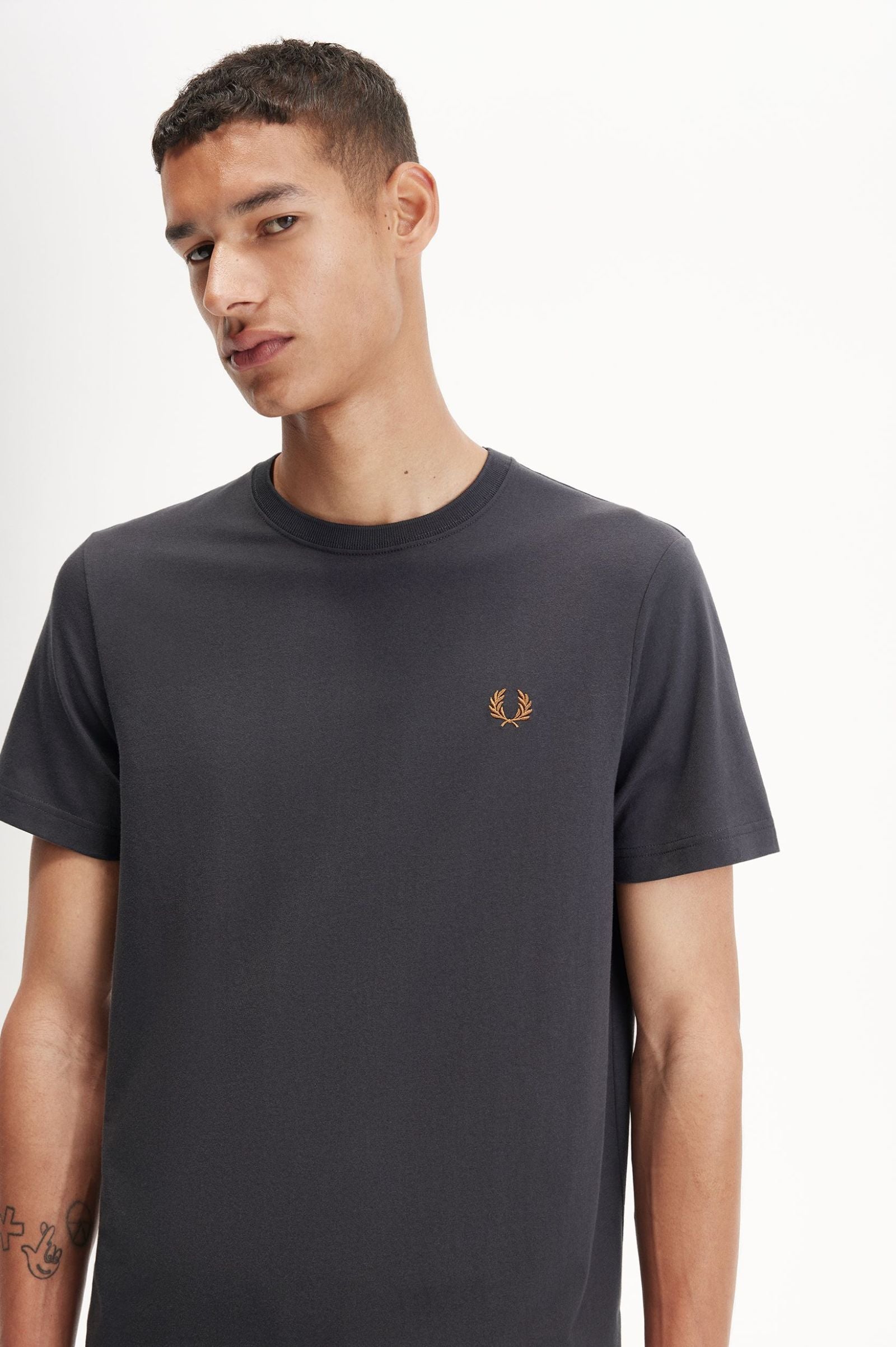 Fred Perry Camiseta M1600 Gris Ancla / Caramelo Oscuro