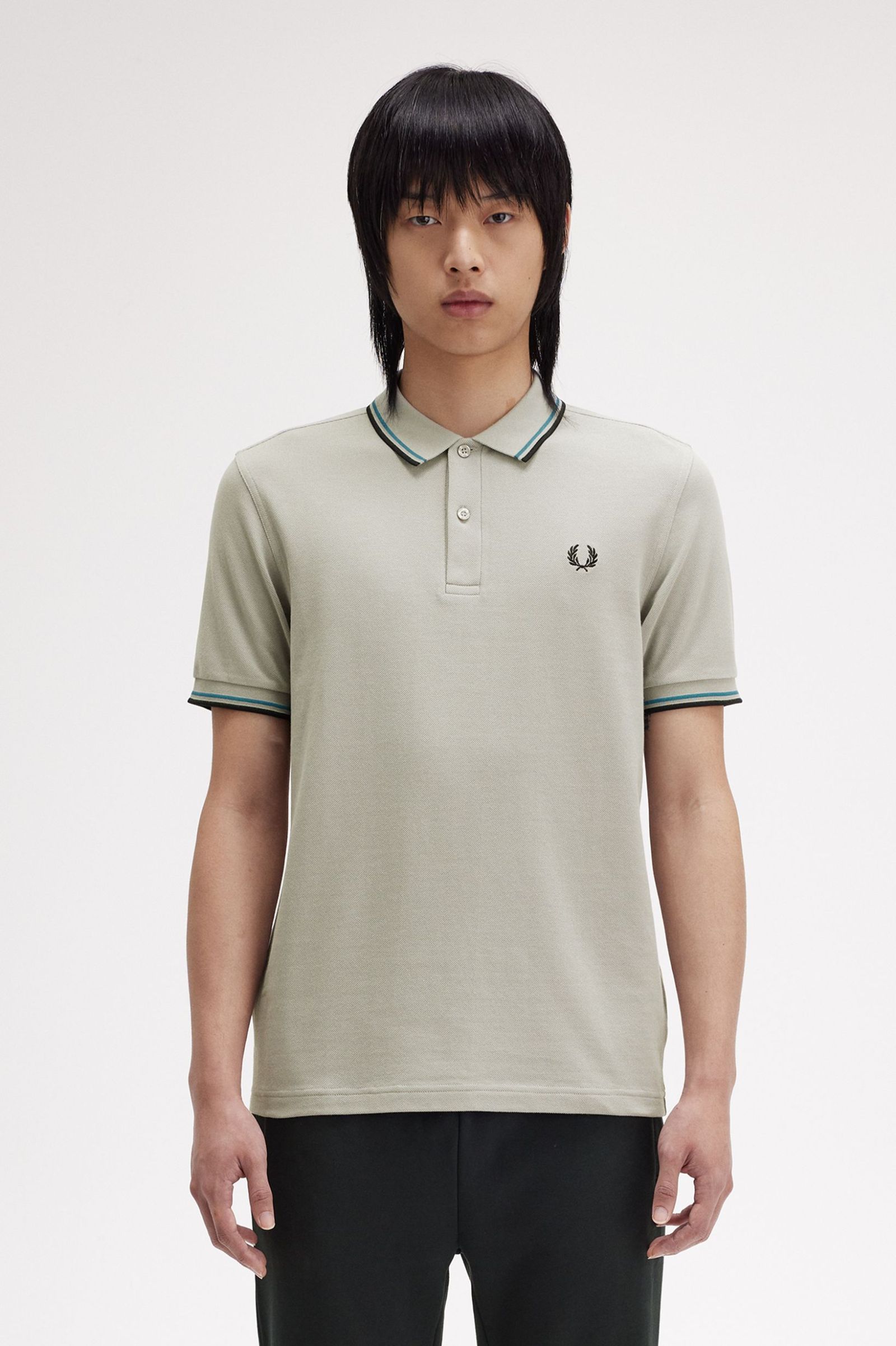 Fred Perry M3600 Piedra caliza / Azul Bahía / Negro