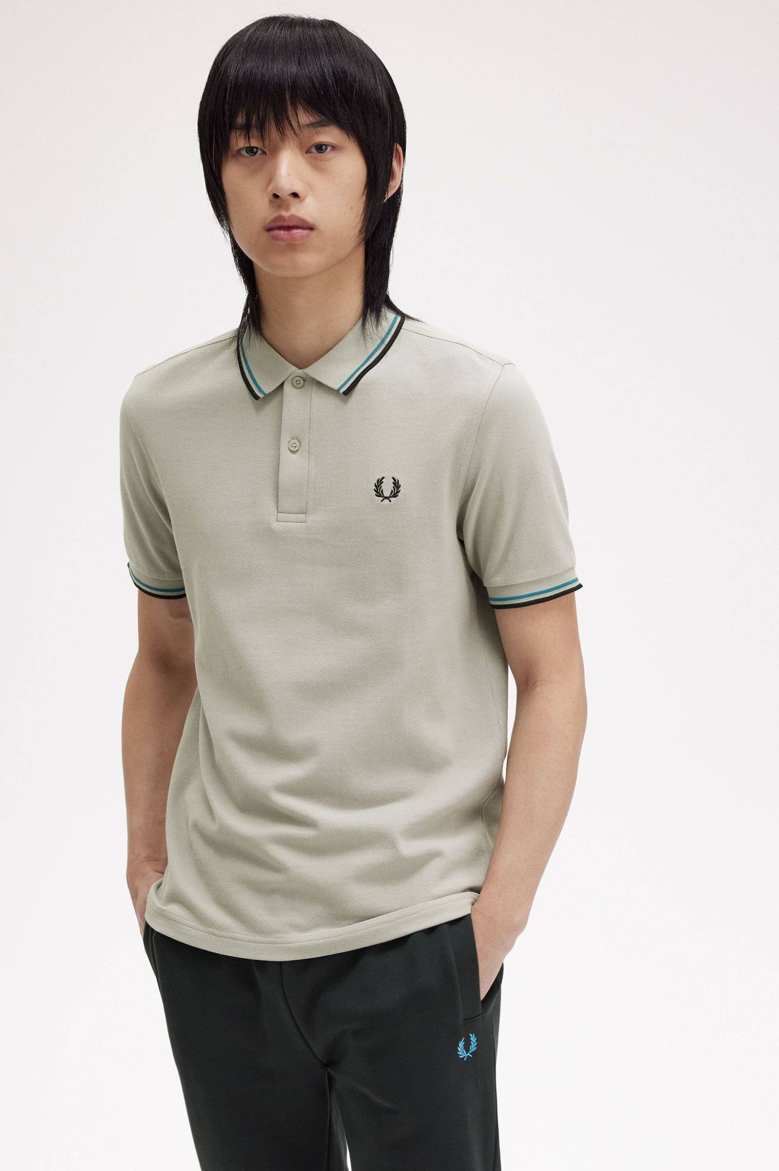 Fred Perry M3600 Piedra caliza / Azul Bahía / Negro