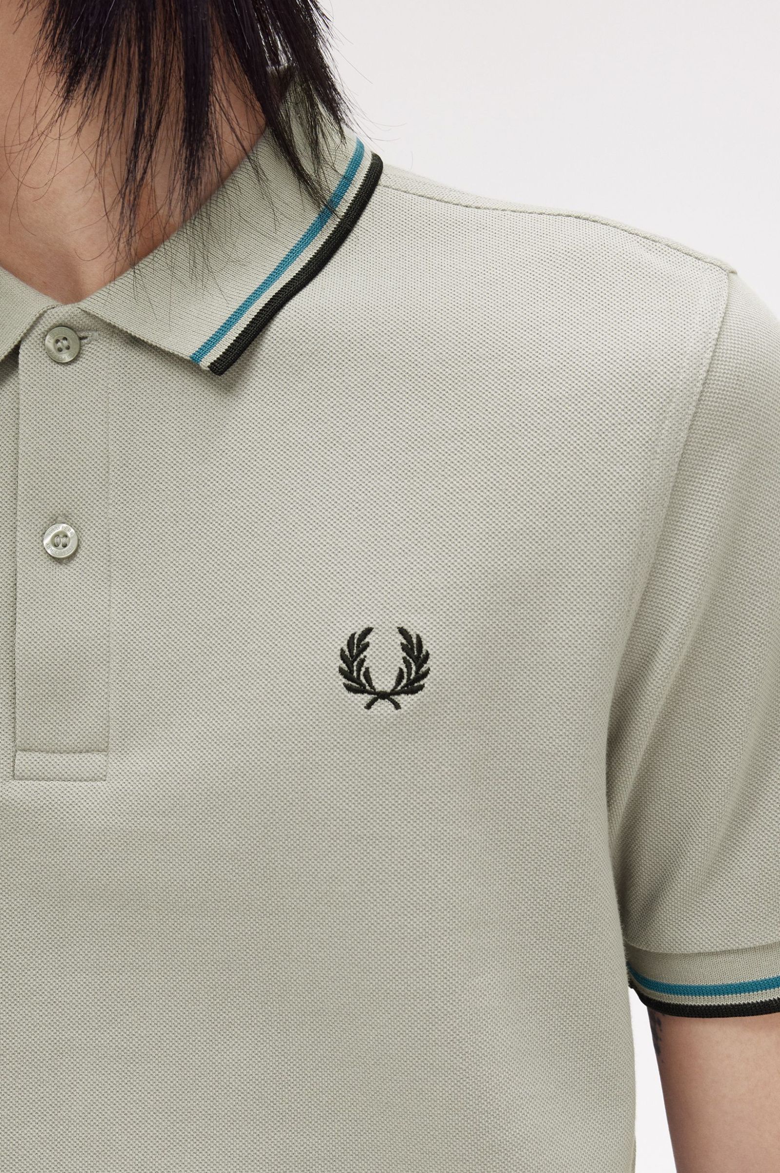 Fred Perry M3600 Piedra caliza / Azul Bahía / Negro