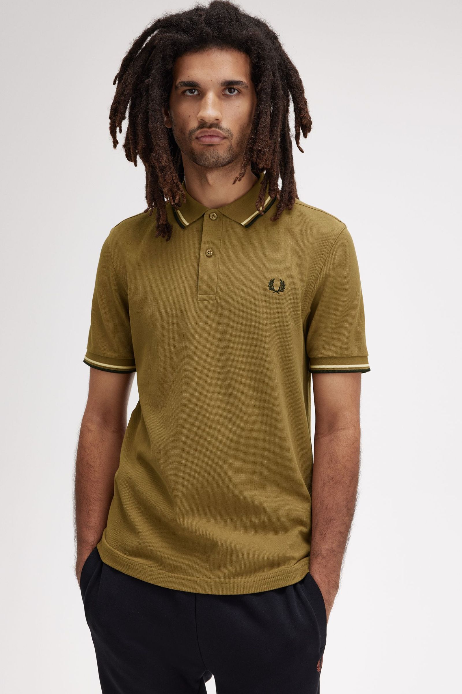 Fred Perry M3600 Gris piedra sombreado / Helado / Negro