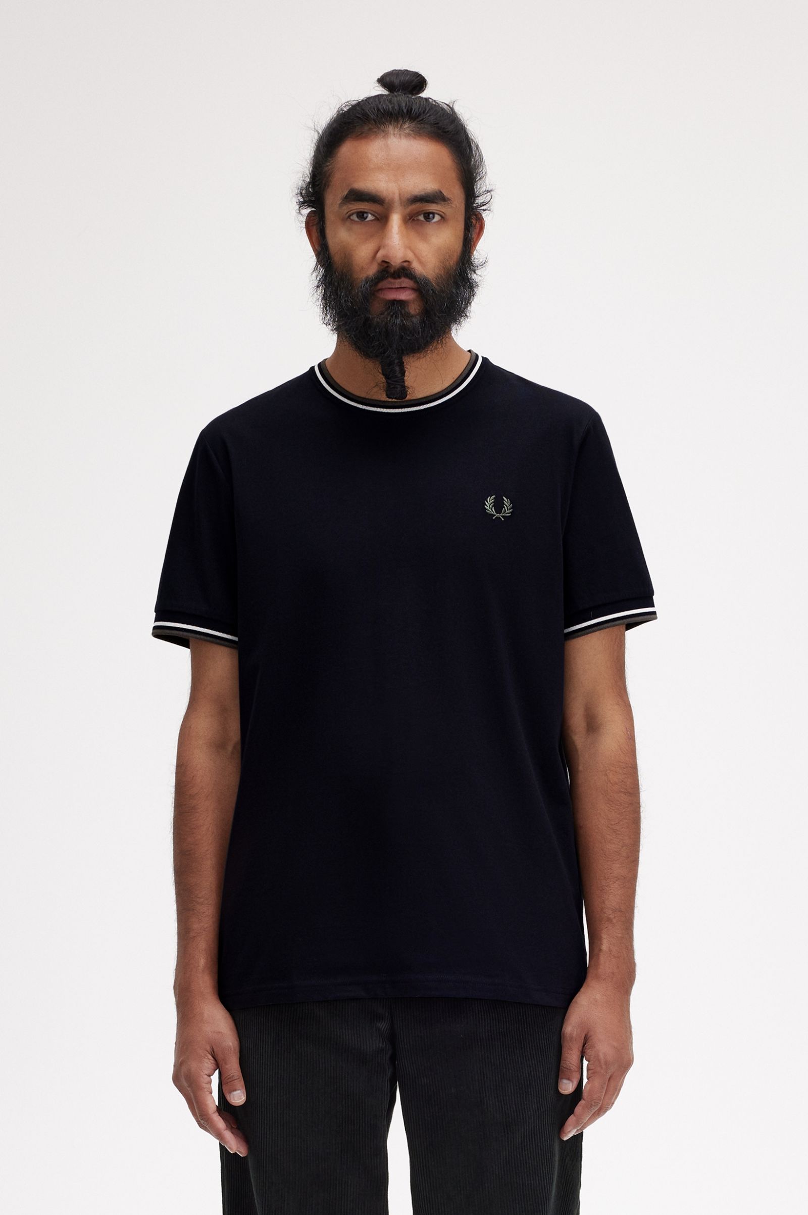 Fred Perry Camiseta M1588 Negro / Crudo / Verde Laurel Wreath