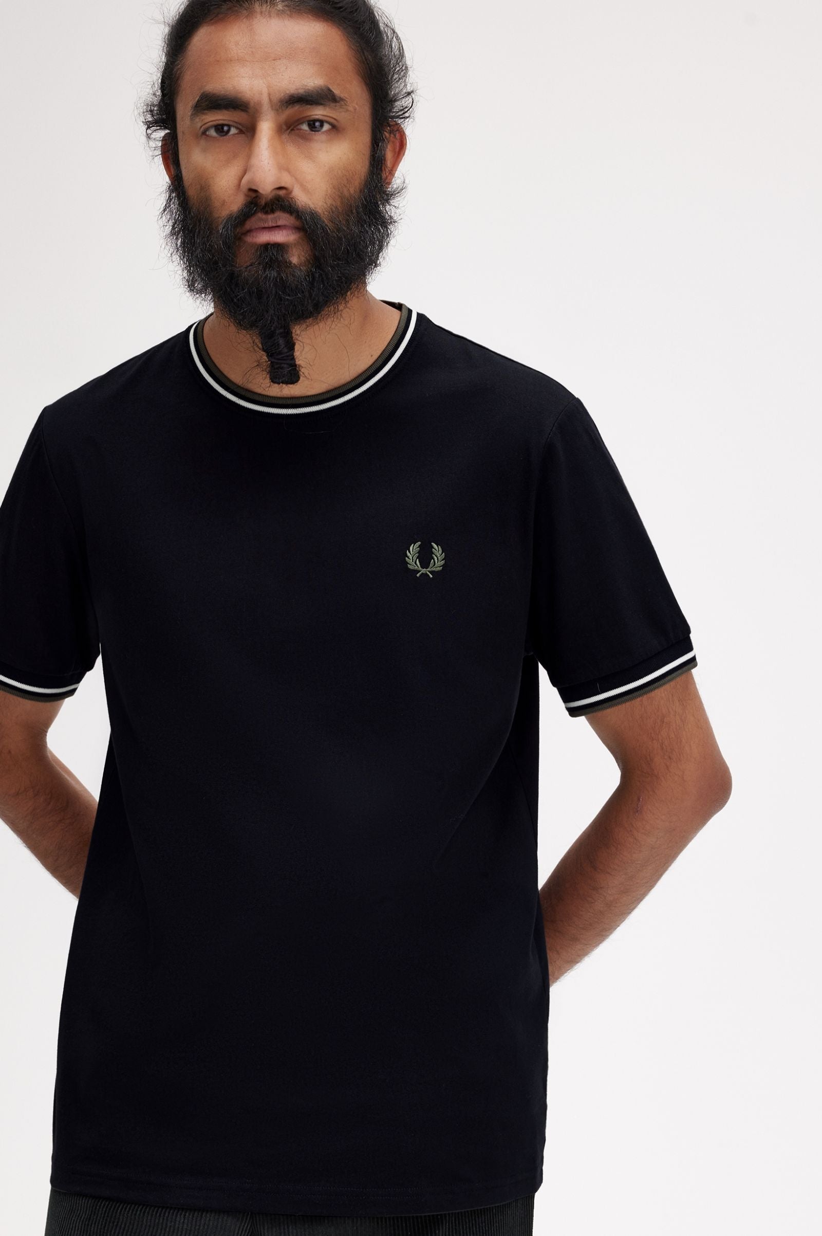 Fred Perry Camiseta M1588 Negro / Crudo / Verde Laurel Wreath