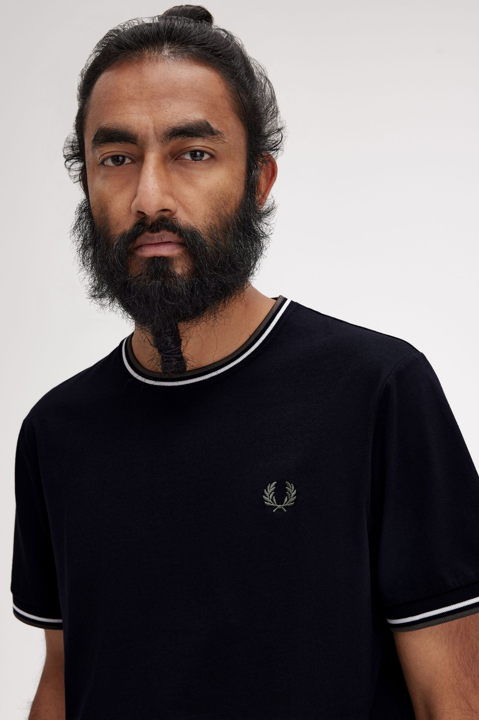 Fred Perry Camiseta M1588 Negro / Crudo / Verde Laurel Wreath