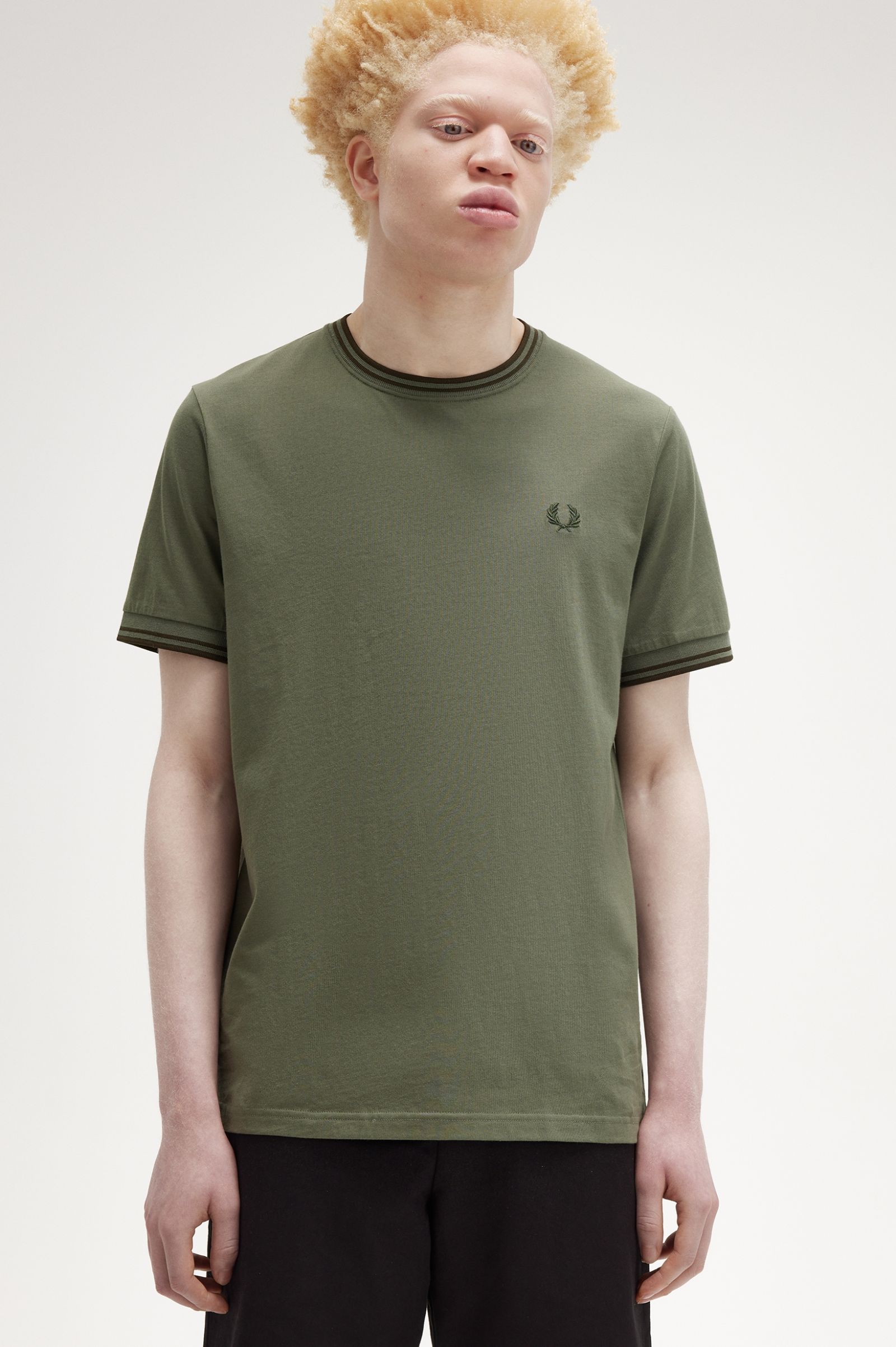 Fred Perry Camiseta M1588 Verde Laurel Wreath / Verde noche