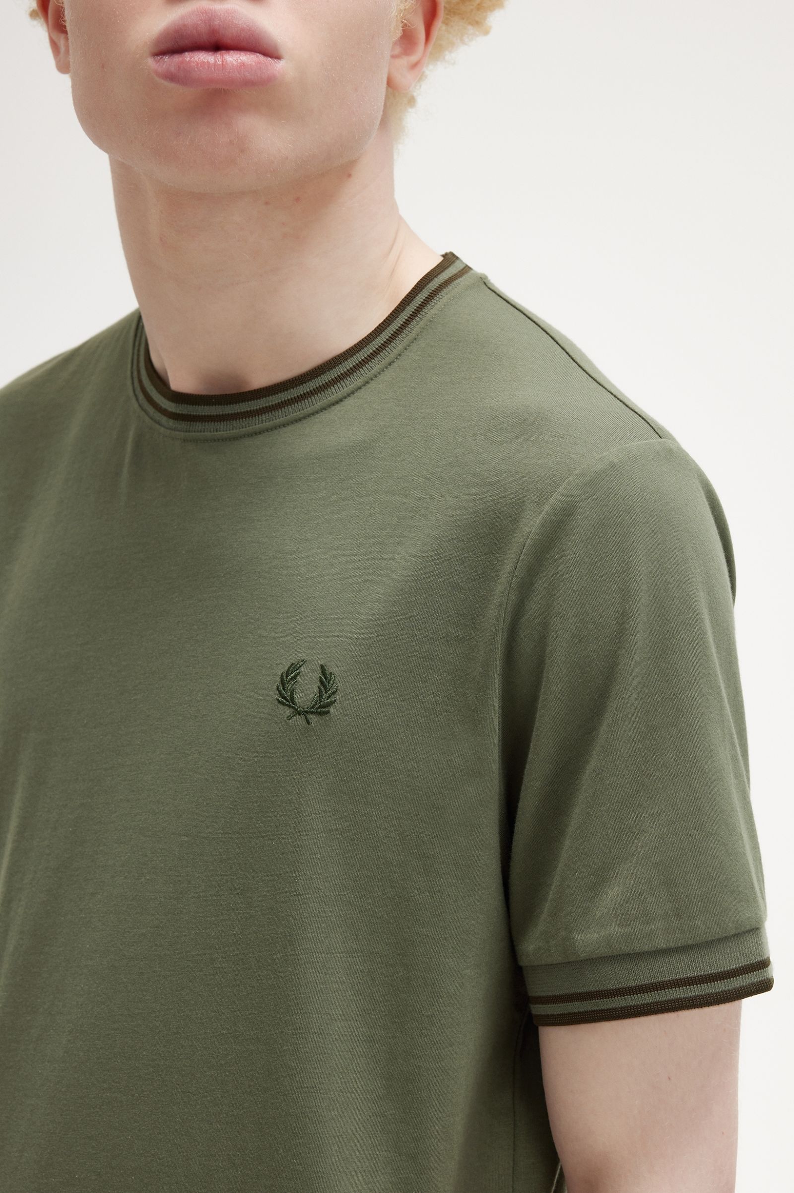 Fred Perry Camiseta M1588 Verde Laurel Wreath / Verde noche