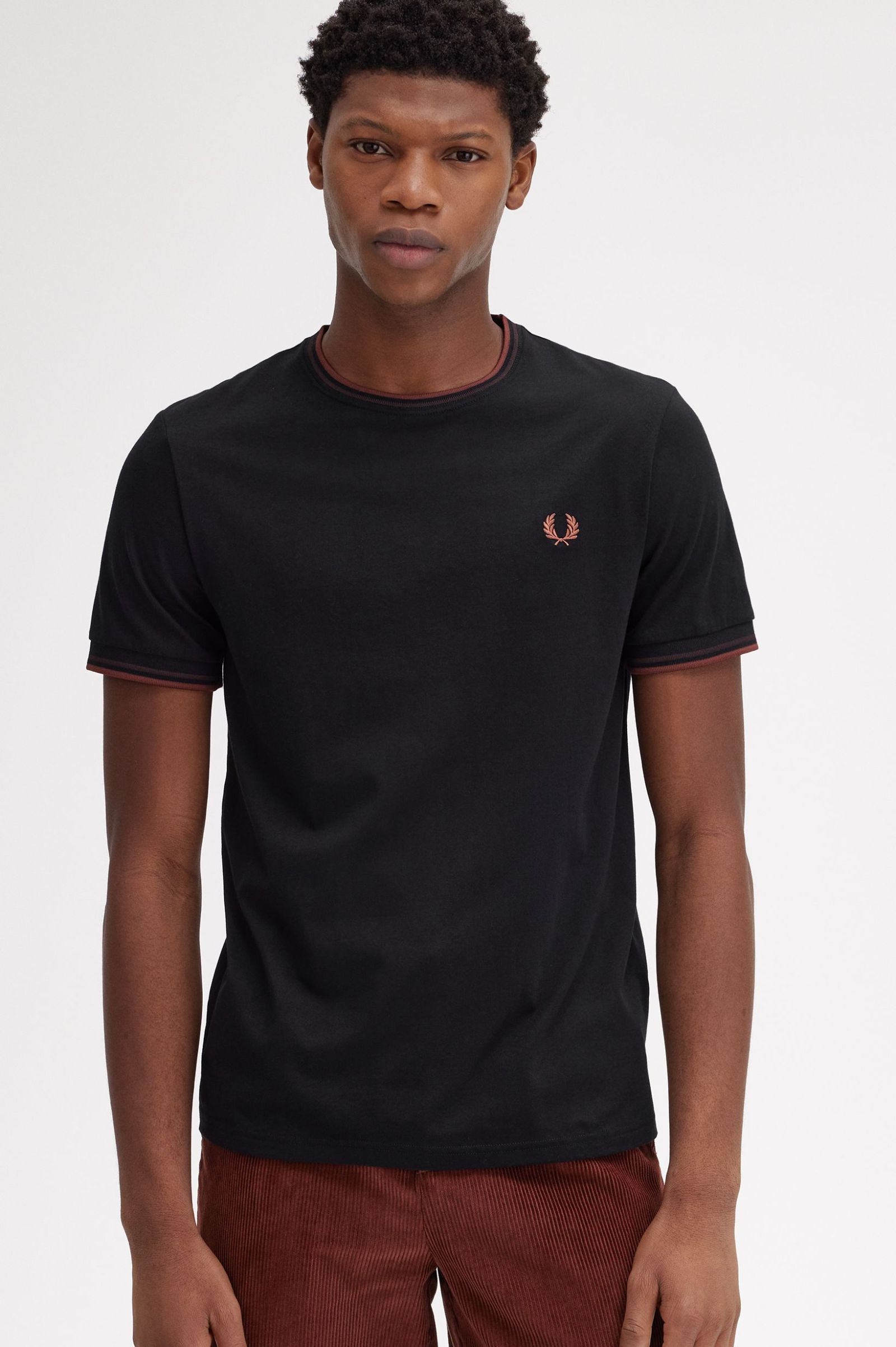 Fred Perry Camiseta M1588 Negro / Ladrillo Carrington / Marrón whisky