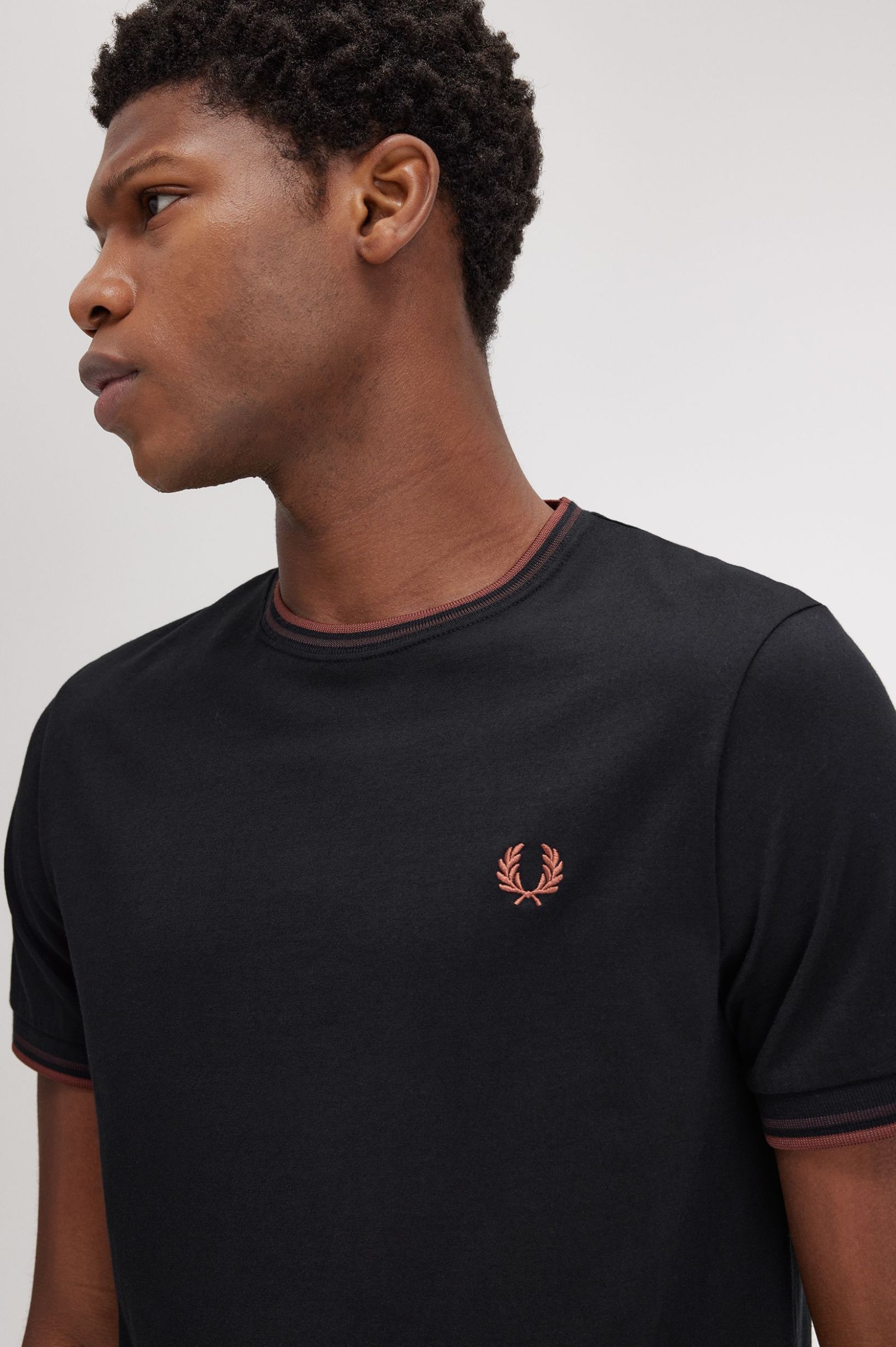 Fred Perry Camiseta M1588 Negro / Ladrillo Carrington / Marrón whisky