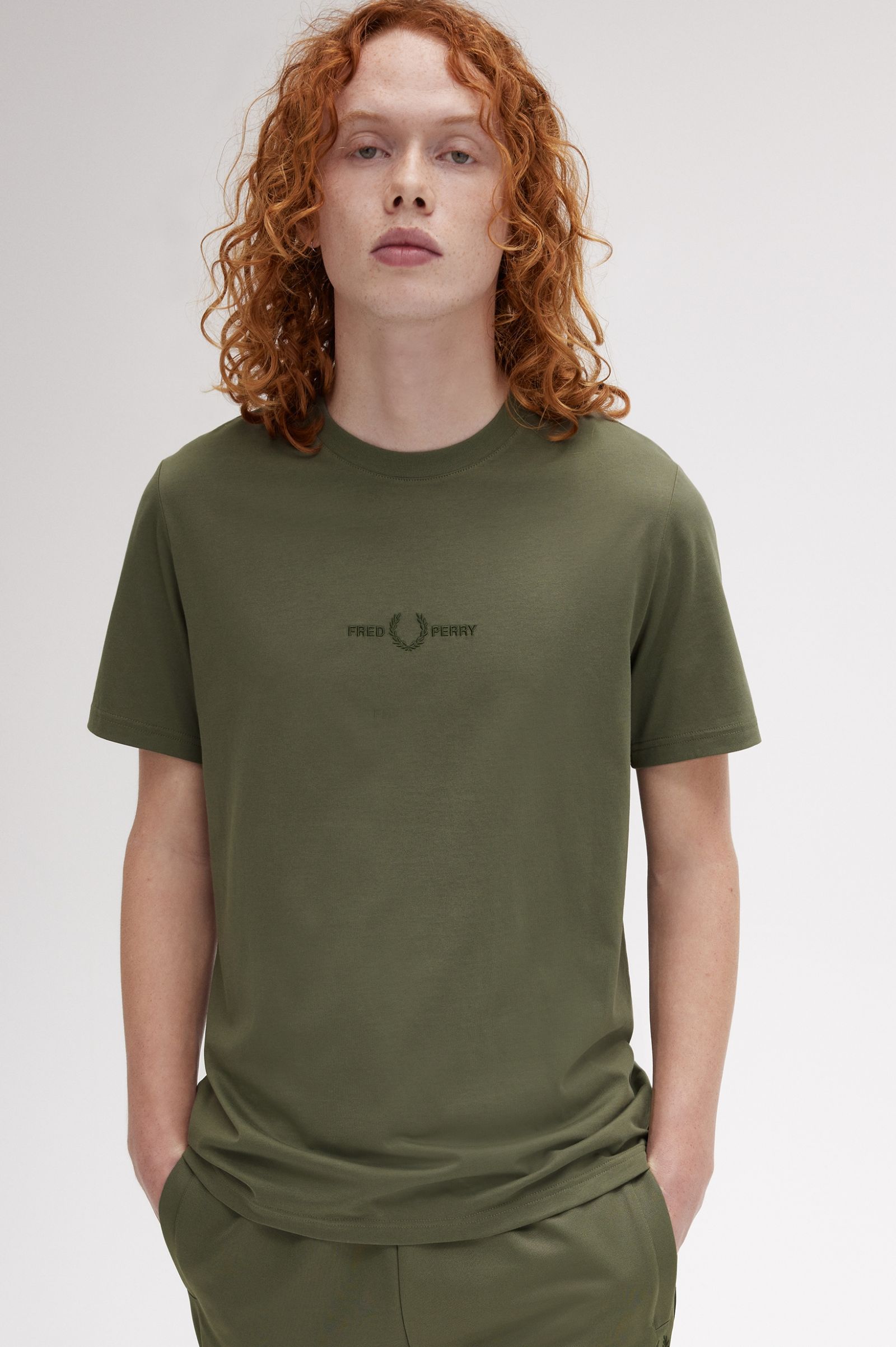 Fred Perry Camiseta Bordada M4580 Verde Laurel Wreath