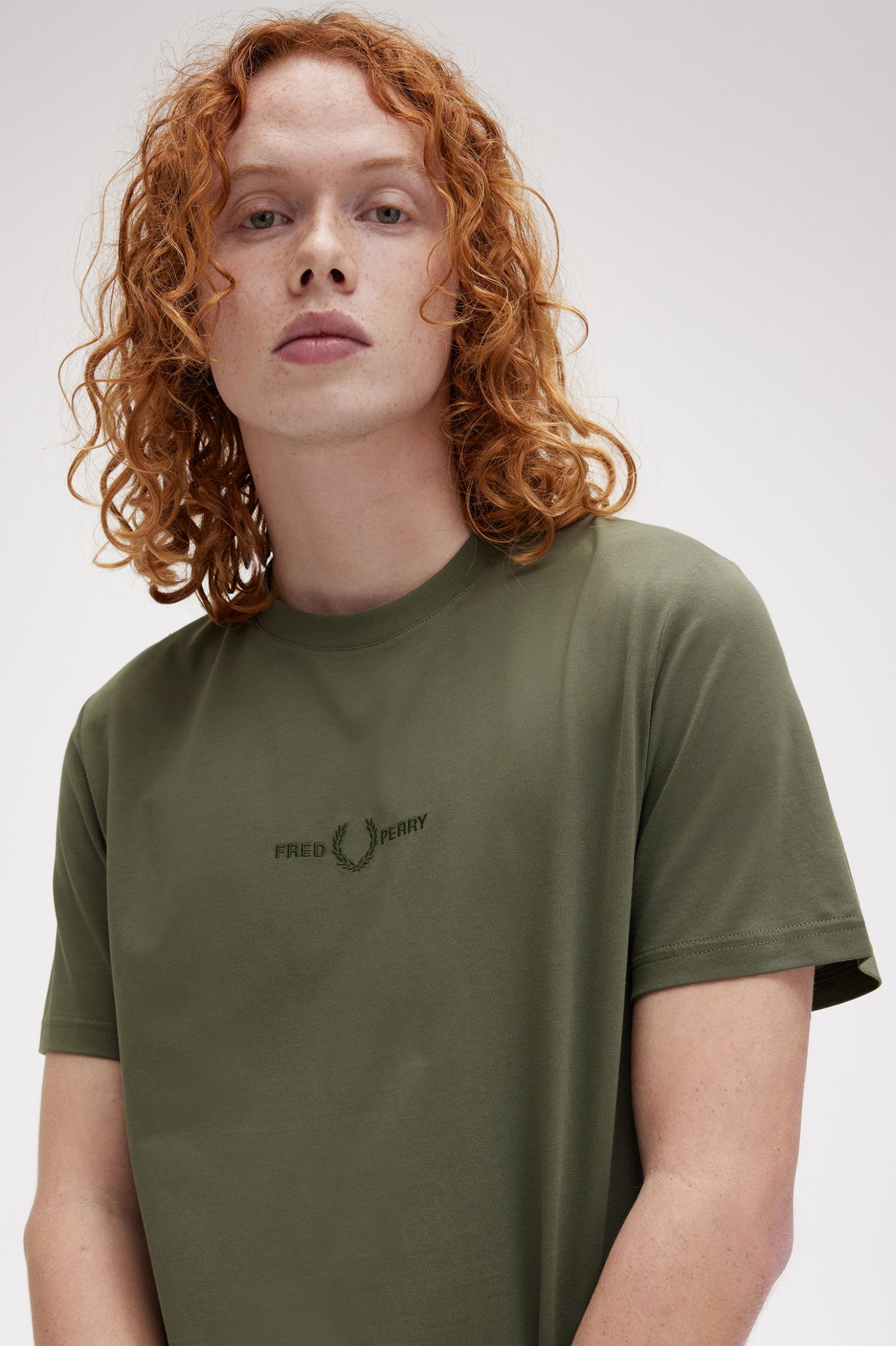 Fred Perry Camiseta Bordada M4580 Verde Laurel Wreath