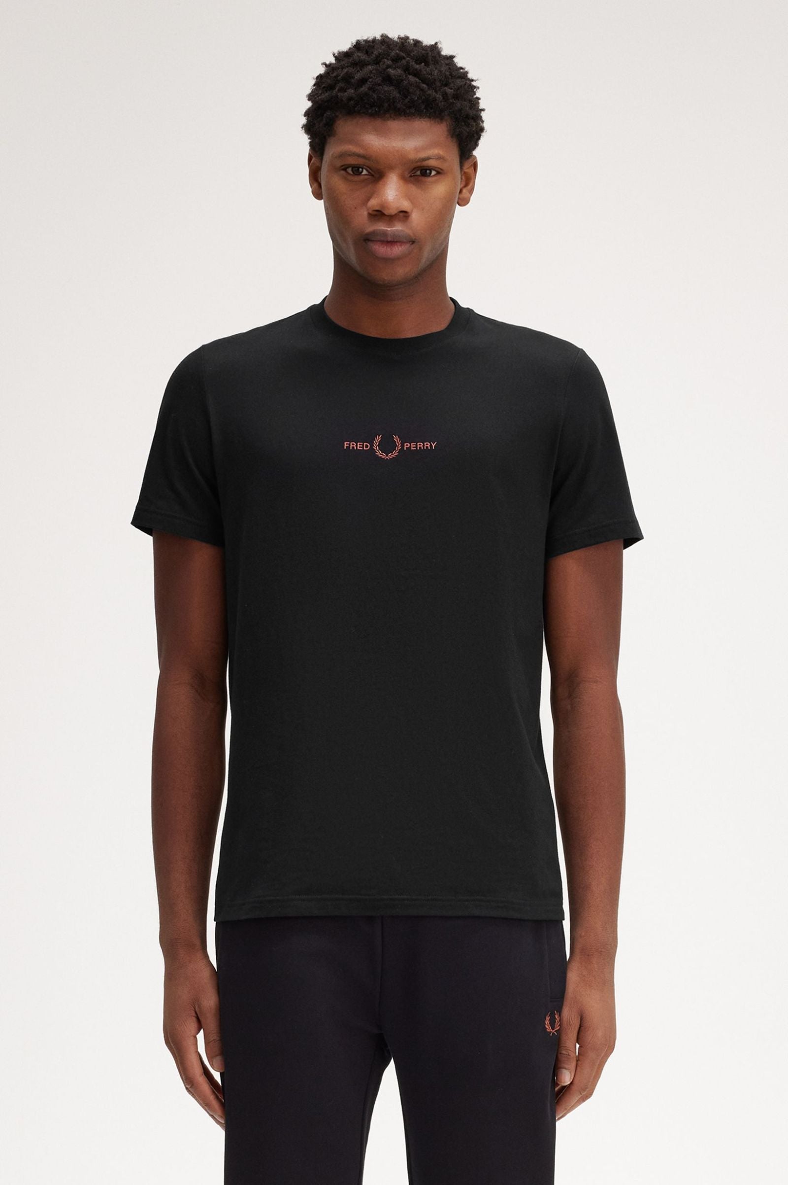 Fred Perry Camiseta Bordada M4580 Negro / Marrón whisky