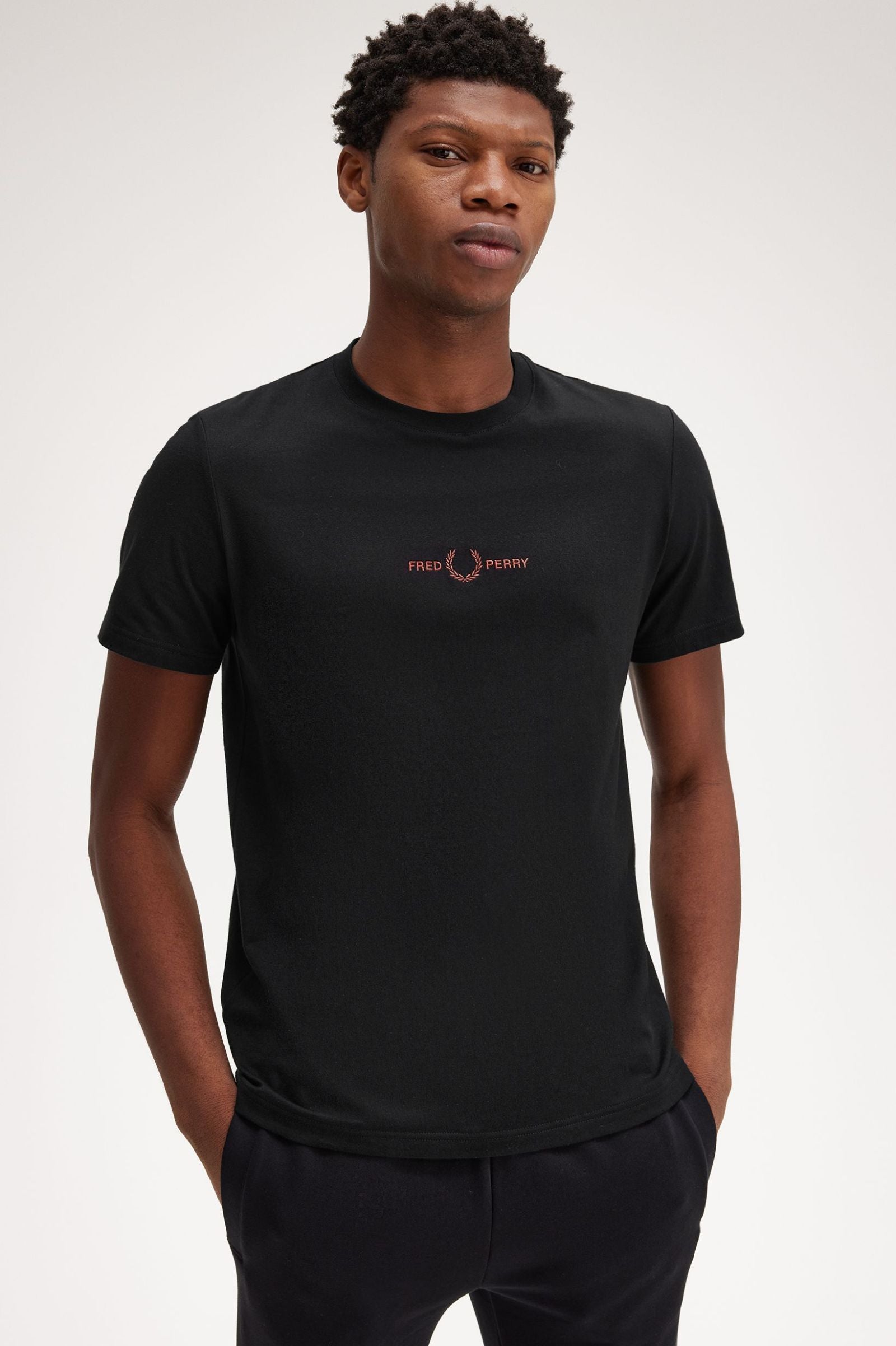 Fred Perry Camiseta Bordada M4580 Negro / Marrón whisky