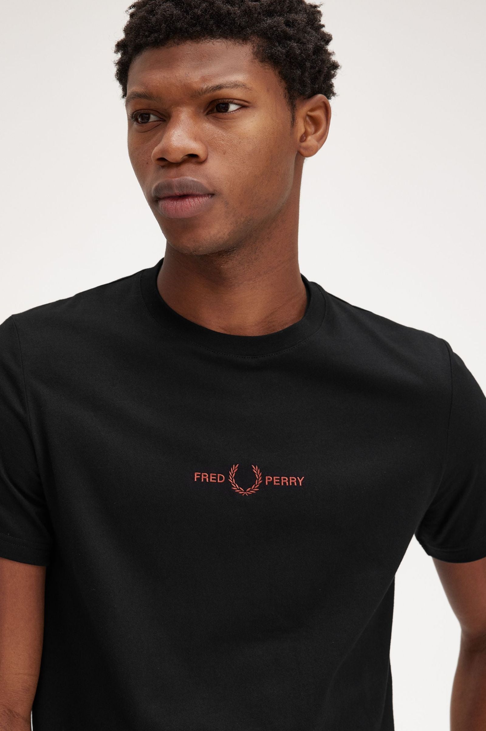 Fred Perry Camiseta Bordada M4580 Negro / Marrón whisky