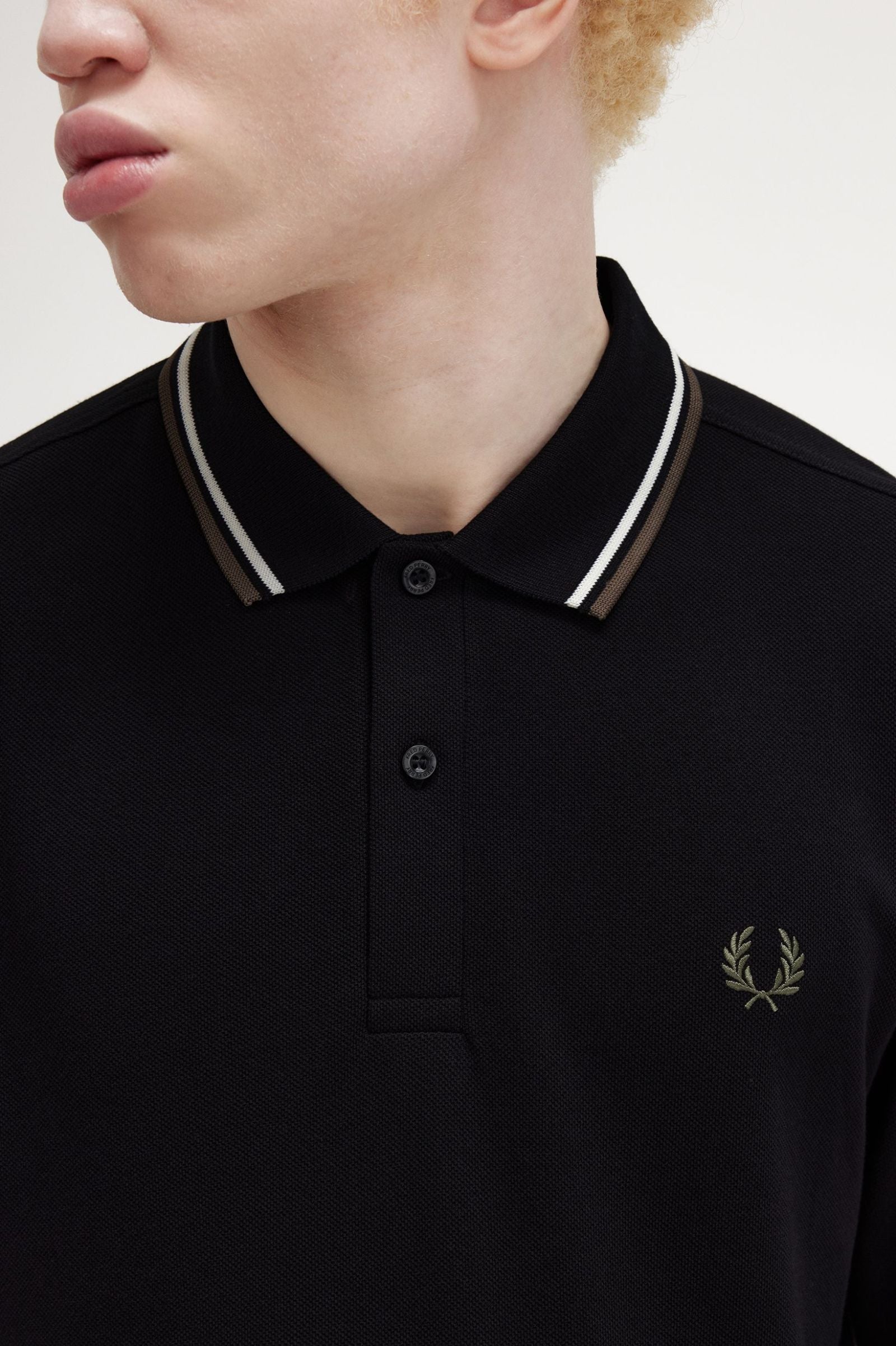 Fred Perry Polo M3636 Manga Larga Negro / Crudo / Verde Laurel Wreath