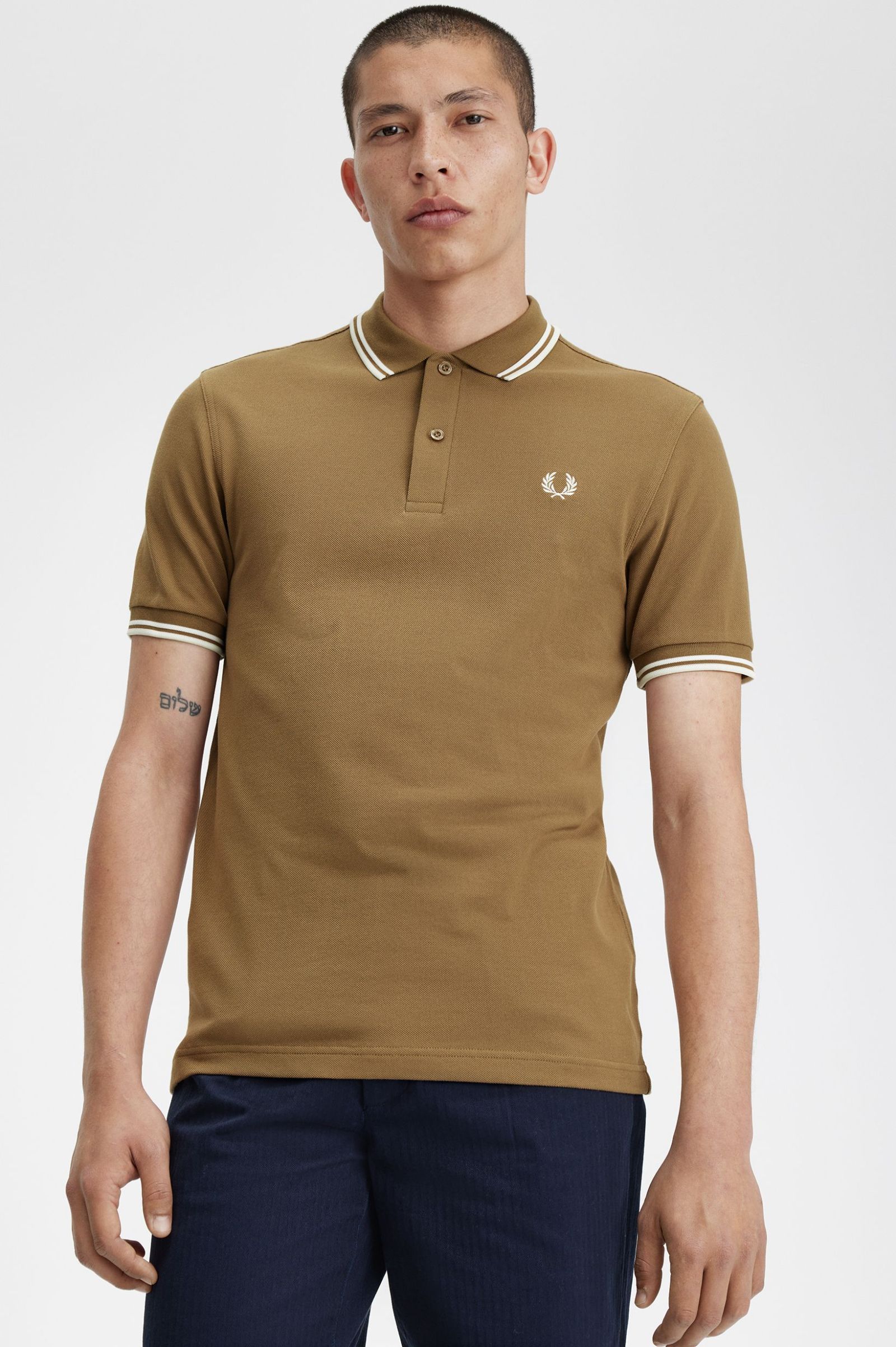 Polo Fred Perry M3600 marrón hombre