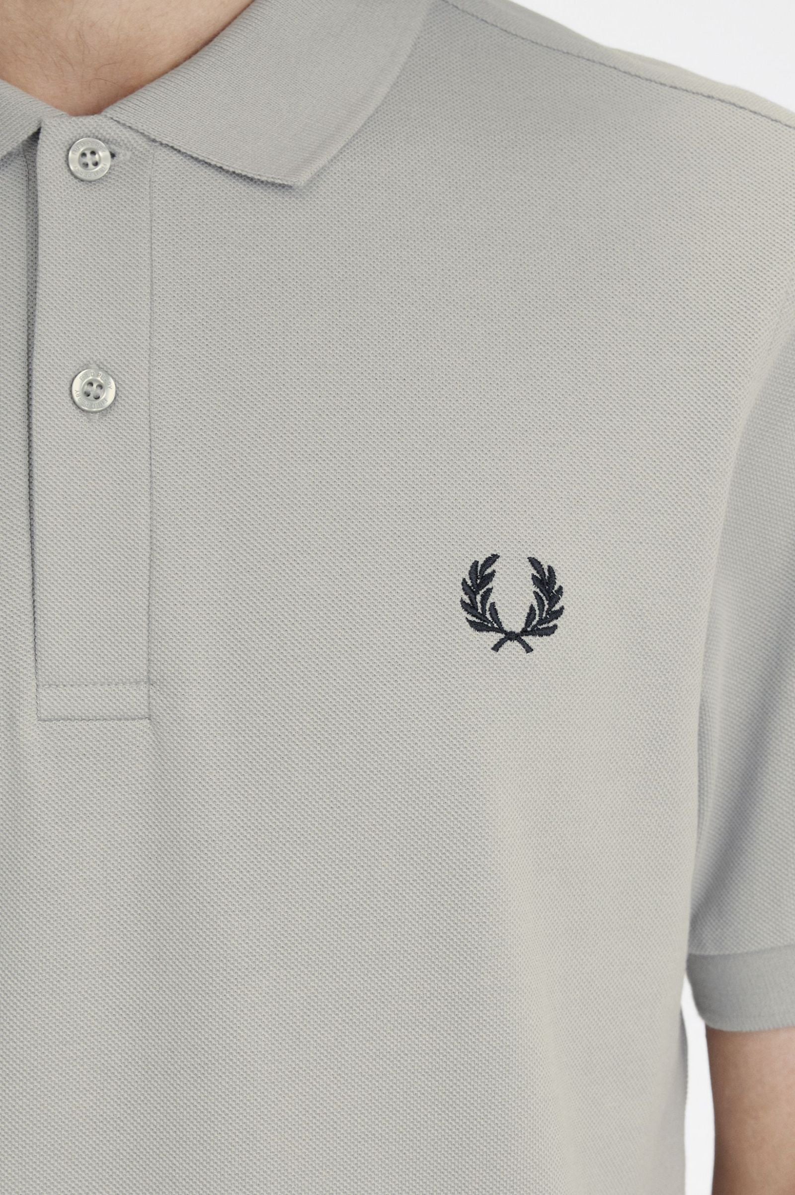 Fred Perry Polo M6000 color caliza y negro hombre